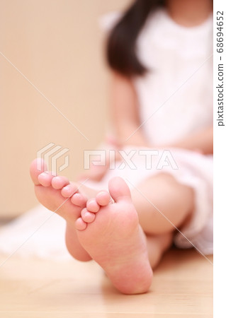 坐在睡衣的赤腳女孩 68694652