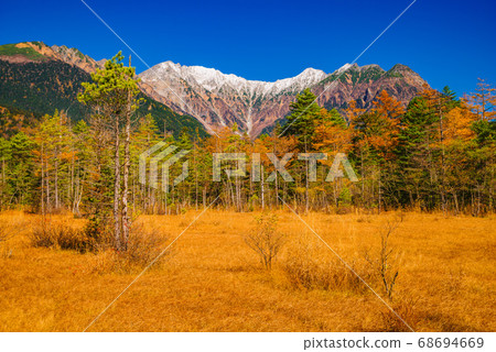 Autumn Kamikochi/Tashiro Marsh and Hotaka Mountains [Nagano Prefecture] 68694669