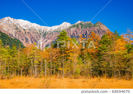 Autumn Kamikochi/Tashiro Marsh and Hotaka Mountains [Nagano Prefecture] 68694670