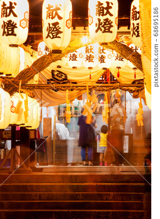 這是宇治上的節日場面。這是當地一個小神社的節日場景。 68695186