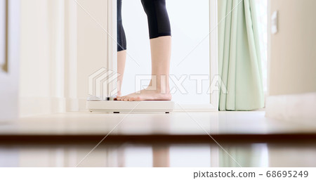 woman stand on the scale woman stand on the scale 68695249