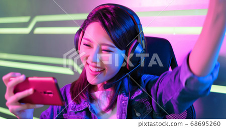 cybersport gamer win the game 68695260
