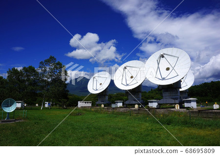Nobeyama太空無線電天文台和八岳帶拋物面天線的風景 Nobeyama太空無線電天文台和八岳帶拋物面天線的風景 68695809