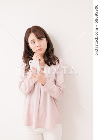 看智能手機的一個擔心的少婦 68695906