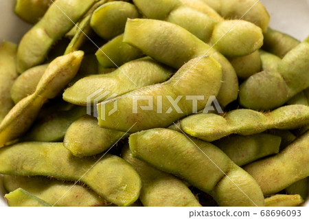 A classic snack, boiled green soybeans. 68696093