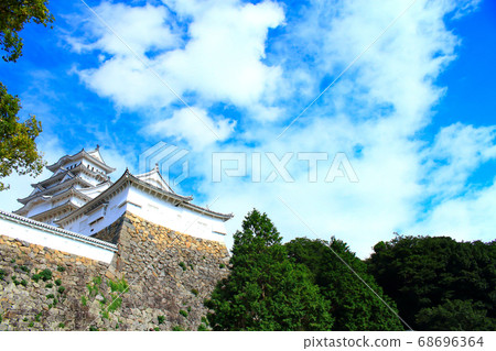 National treasure Himeji Castle scenery that shines in the blue sky 68696364