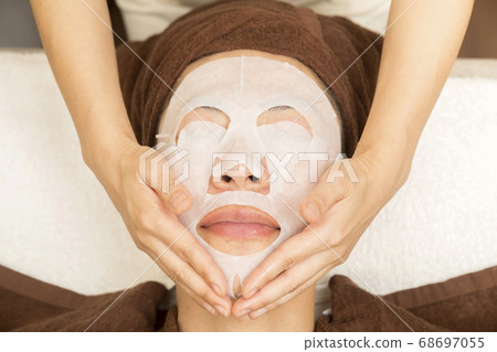 美容師做面膜男士美容脫毛圖像男士鬍鬚脫毛 68697055