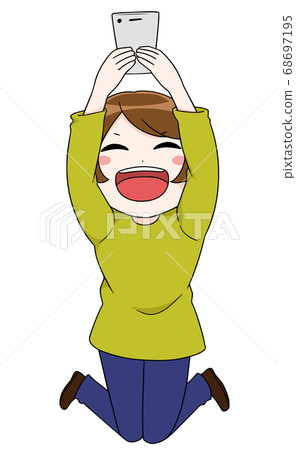 拿著智能手機和提高它的一名微笑的婦女高 拿著智能手機和提高它的一名微笑的婦女高 68697195