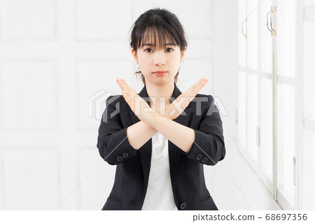 年輕女子做NG手勢 68697356