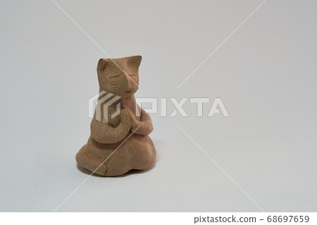 它是一隻陶瓷貓。 它是一隻陶瓷貓。 68697659