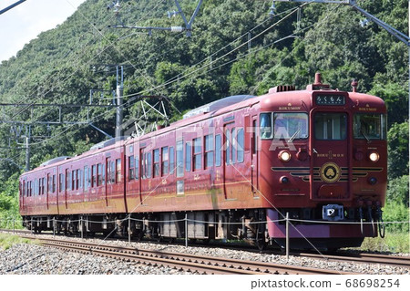 Rapid Rokumon Going on the Shinano Railway in Summer 68698254