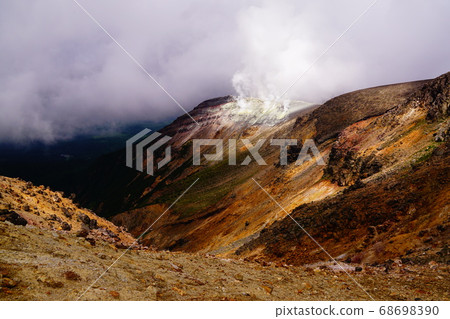 Tokachidake Volcanic smoke seen from the summit Tokachidake Volcanic smoke seen from the summit 68698390