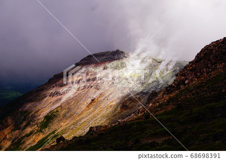 從山頂看十勝岳火山煙霧 68698391