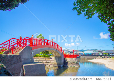 Red Terujima Bridge hanging on Terushima Park in Ichikikushikino City, Kagoshima Prefecture 68698841