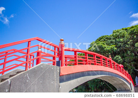 掛在鹿兒島縣一木串野市Terushima公園上的紅色Terujima橋 68698851