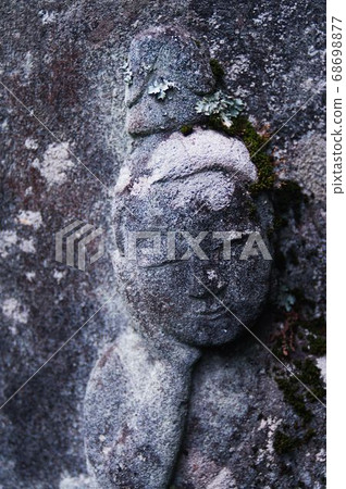 Old Buddha on the road 68698877