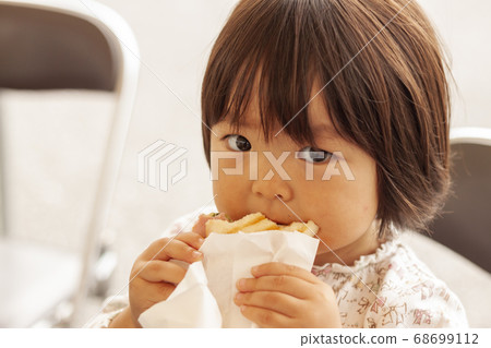 女孩抱著一個三明治 女孩抱著一個三明治 68699112