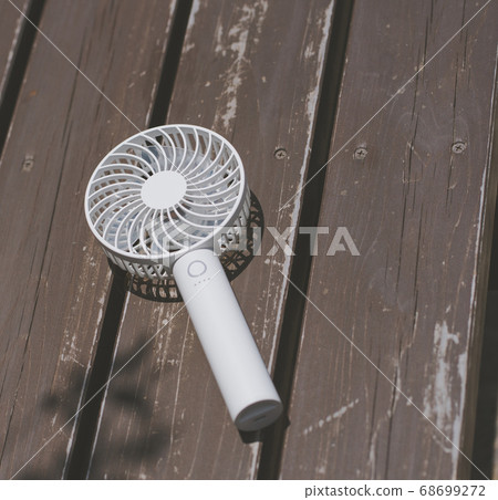 Handheld fan 68699272