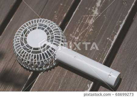 Handheld fan 68699273