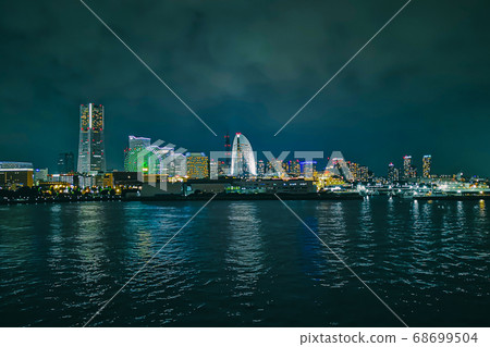 橫濱大三橋的夜景，停泊豪華遊輪（港未來） 68699504