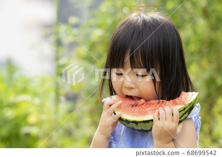 孩子吃新鮮的西瓜，在外地收穫 68699542