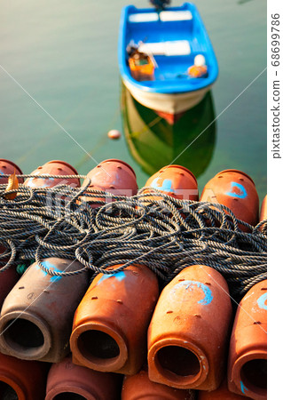 漁港景觀襯有章魚罐。我喜歡章魚的清潔度，所以我清潔和乾燥章魚鍋。瀨戶內海/廣島縣 68699786