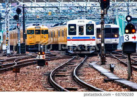 不開放的鐵路道口,早高峰時段的景觀。很多火車來來往往。廣島站東愛宕鐵路道口 不開放的鐵路道口,早高峰時段的景觀。很多火車來來往往。廣島站東愛宕鐵路道口 68700280