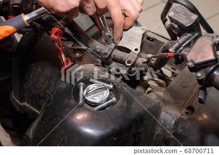 The master conducts disassembly of equipment for The master conducts disassembly of equipment for 68700711