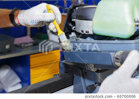 The master carries out maintenance of the boat The master carries out maintenance of the boat 68700806