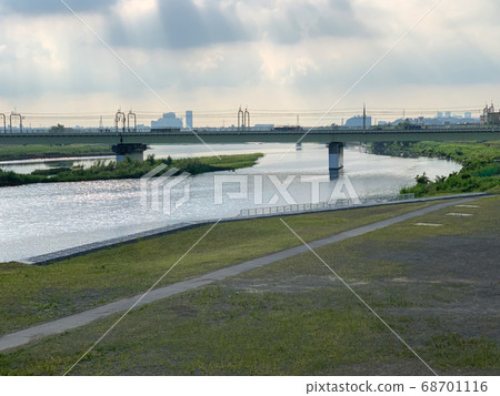 The Tama River that receives light from the gaps in the clouds The Tama River that receives light from the gaps in the clouds 68701116