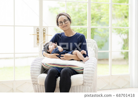 一位母親抱著一個5個月大的嬰兒 一位母親抱著一個5個月大的嬰兒 68701418