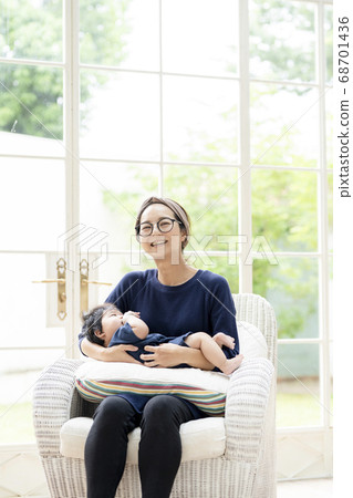 一位母親抱著一個5個月大的嬰兒 一位母親抱著一個5個月大的嬰兒 68701436