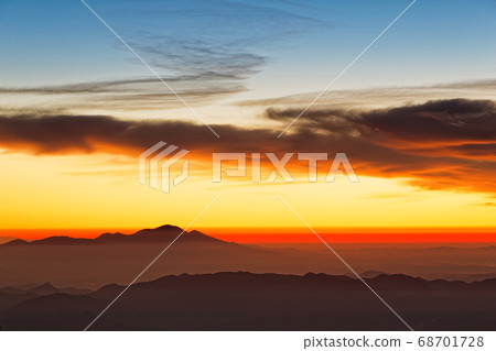 從朝霞山看到朝霞的朝霞。 68701728