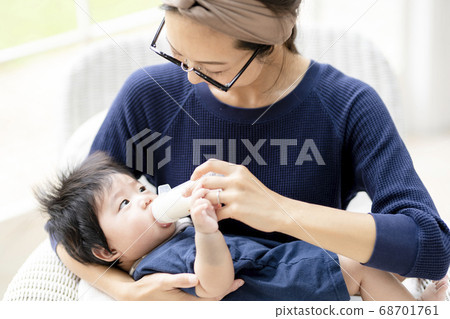 母親給一個5個月大的嬰兒餵牛奶 母親給一個5個月大的嬰兒餵牛奶 68701761