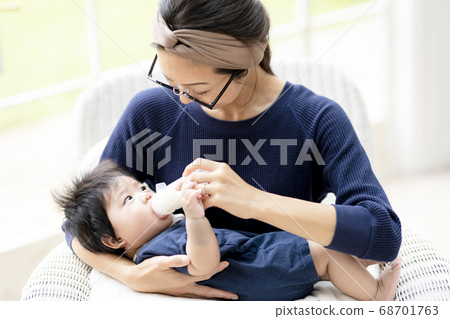 母親給一個5個月大的嬰兒餵牛奶 68701763