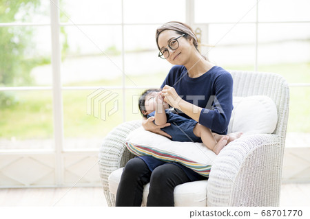 母親給一個5個月大的嬰兒餵牛奶 68701770