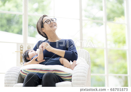 母親給一個五個月大的男孩牛奶 68701873