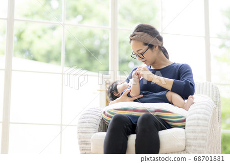 母親給一個五個月大的男孩牛奶 68701881