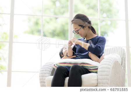 母親給一個五個月大的男孩牛奶 母親給一個五個月大的男孩牛奶 68701885