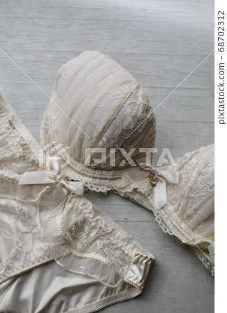 Women's underwear set: white bra and shorts Women's underwear set: white bra and shorts 68702312