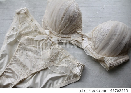 Set of women's underwear: bra and shorts 68702313