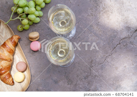 picnic with wine 68704141
