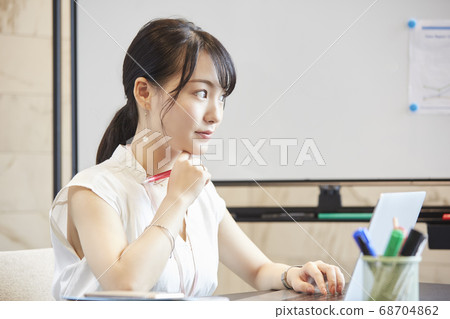 在會議室開會的女人 在會議室開會的女人 68704862