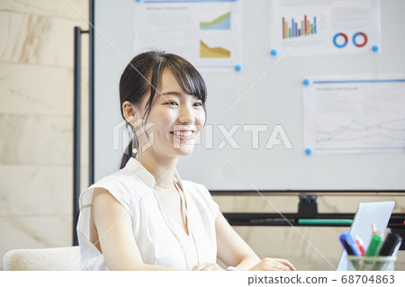 在會議室開會的女人 在會議室開會的女人 68704863