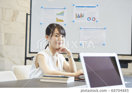 在會議室開會的女人 68704885