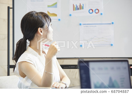在會議室開會的女人 68704887