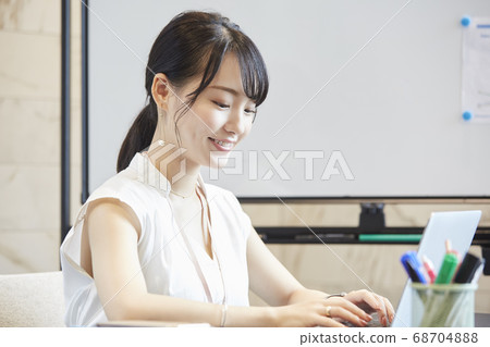 在會議室開會的女人 68704888