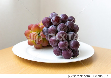 Two kinds of grapes on a white plate Two kinds of grapes on a white plate 68705134