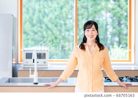 廚房的中年女人 68705163