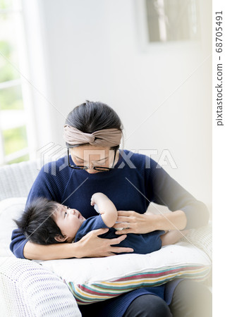 母親給一個5個月大的嬰兒餵牛奶 68705491